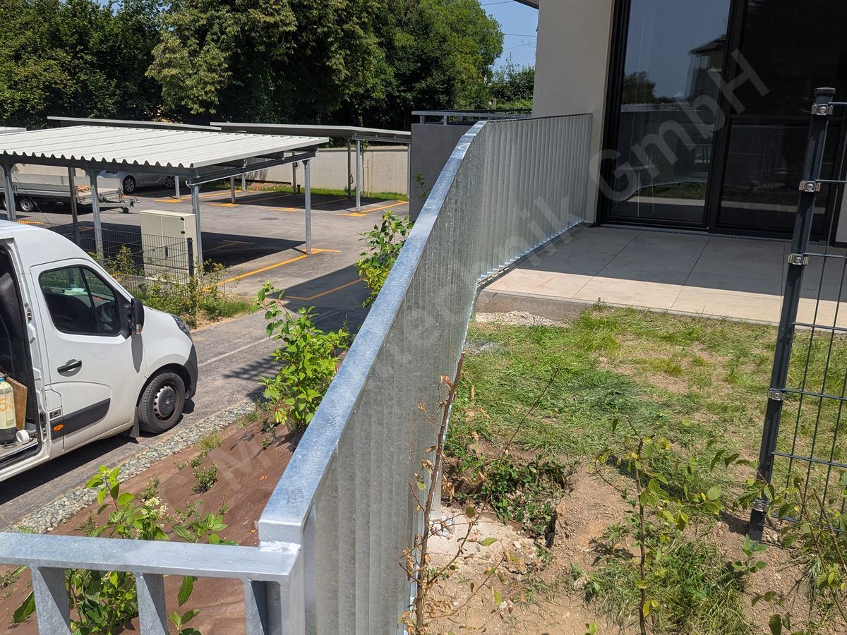Edelstahl-Gel&auml;nder mit Glasf&uuml;llung an einer Innentreppe