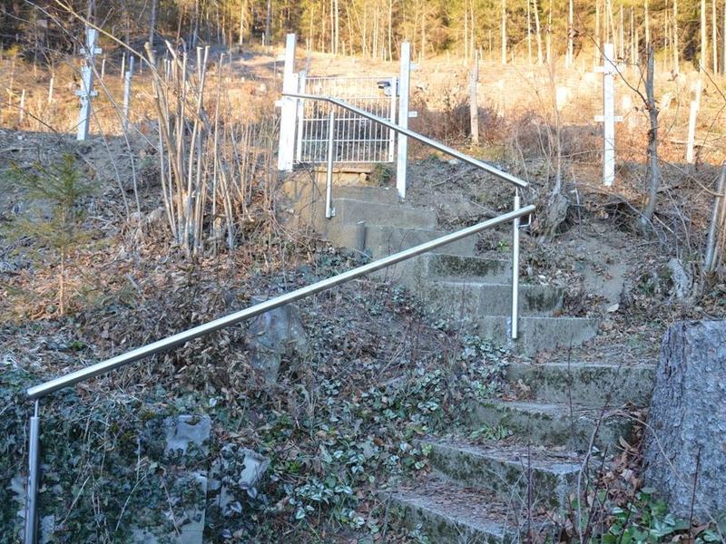 Edelstahl-Handlauf an einer Wand befestigt