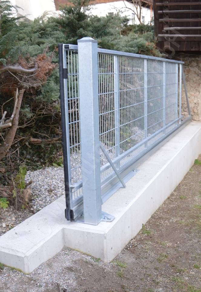 Freitragendes Schiebetor aus verzinktem Stahl auf einem Betonfundament