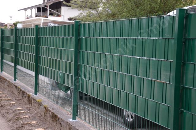 Gr&uuml;ner Doppelstabmattenzaun mit eingezogenen Sichtschutzstreifen