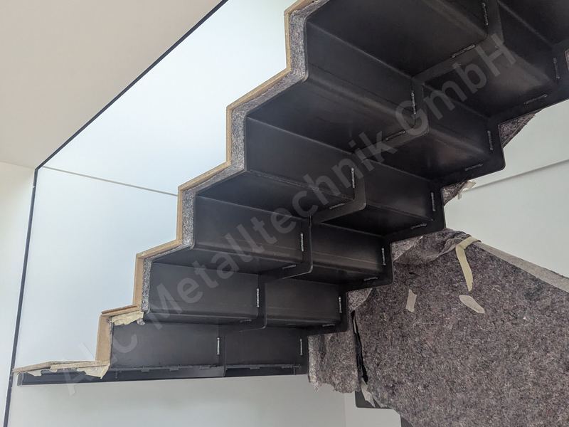 Ma&szlig;gefertigte Stahltreppe als Sonderanfertigung