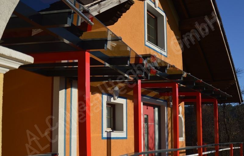 Moderne Terrassen&uuml;berdachung aus Stahl und Glas