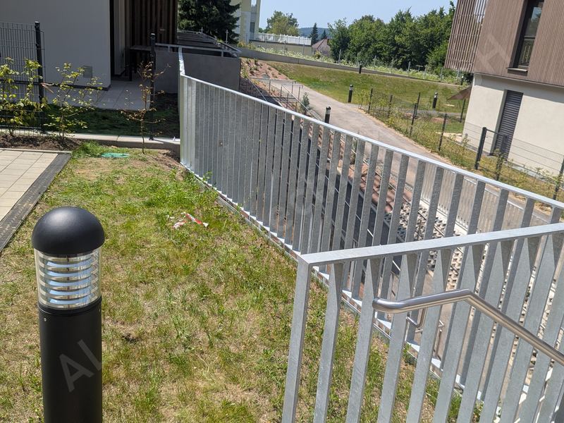 Modernes Treppengel&auml;nder aus Edelstahl mit Glaseins&auml;tzen in einem Wohnhaus