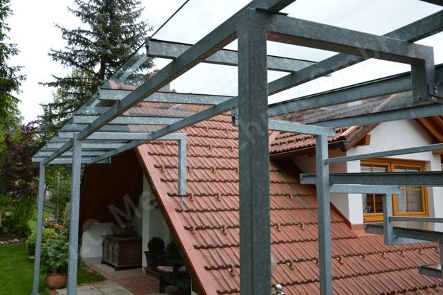 Stahl-Glas-Vordach &uuml;ber einem Hauseingang