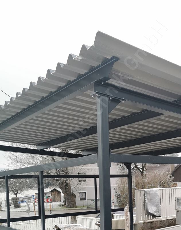 Freistehender Stahlcarport in Anthrazit mit Trapezblech-Pultdach w&auml;hrend der Montage im Winter