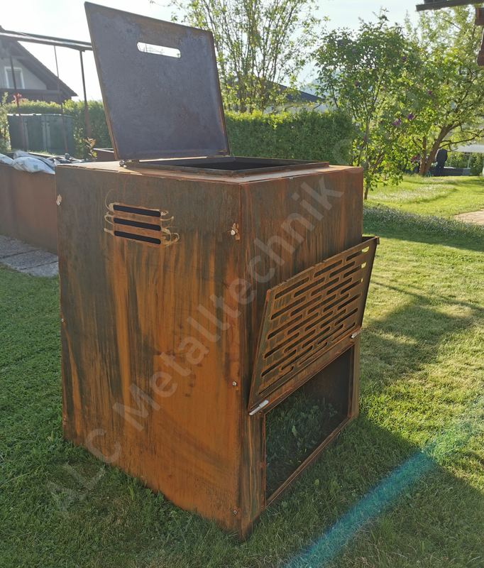Komposter aus Cortenstahl mit Klappdeckel, L&uuml;ftungsschlitzen und Entnahmeklappe im Garten