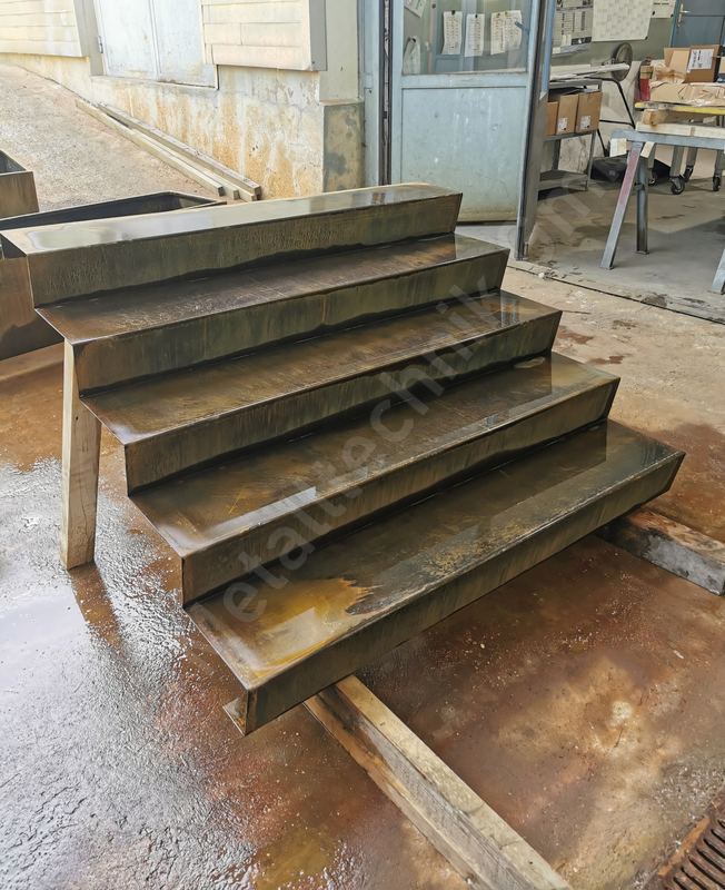 Faltwerktreppe aus Stahlblech vor der Bewitterung, gefertigt in der Werkstatt in V&ouml;lkermarkt