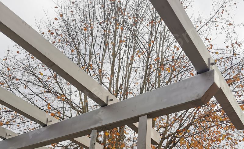 Edelstahl-Pergola mit geb&uuml;rsteten Niro-Tr&auml;gern als Terrassen&uuml;berdachung