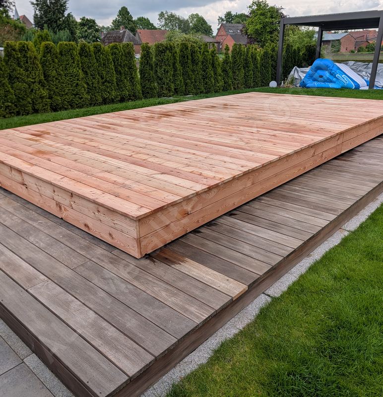 Geschlossenes Pooldeck aus L&auml;rchenholz auf einer bestehenden Holzterrasse, Garten mit Pergola