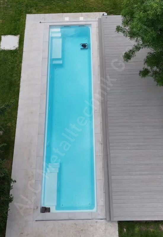 Begehbares Pooldeck aus der Vogelperspektive, Abdeckung seitlich weggeschoben, Pool offen