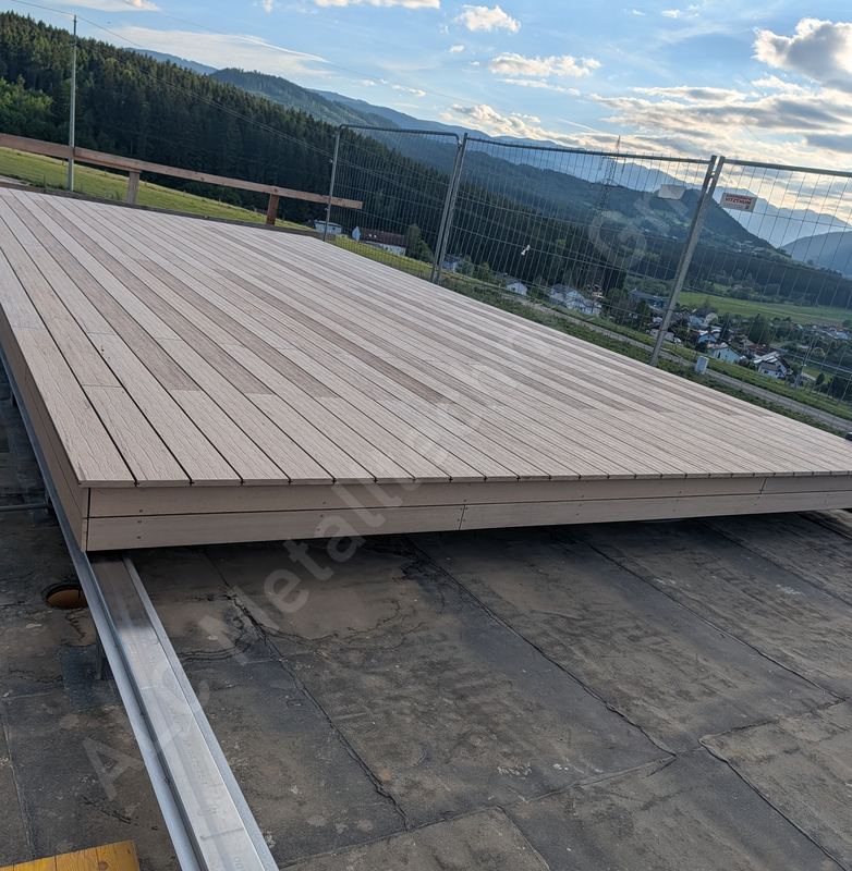 Begehbare Poolabdeckung mit hellgrauem WPC-Belag auf einer Dachterrasse mit Blick auf die Berge
