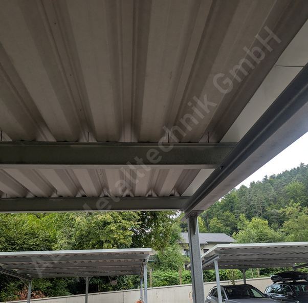 Untersicht der Trapezblechd&auml;cher einer Carportanlage aus feuerverzinktem Stahl mit Stellpl&auml;tzen