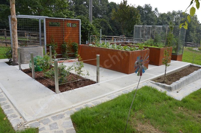 Garten mit Cortenstahl-Elementen &Uuml;bersicht
