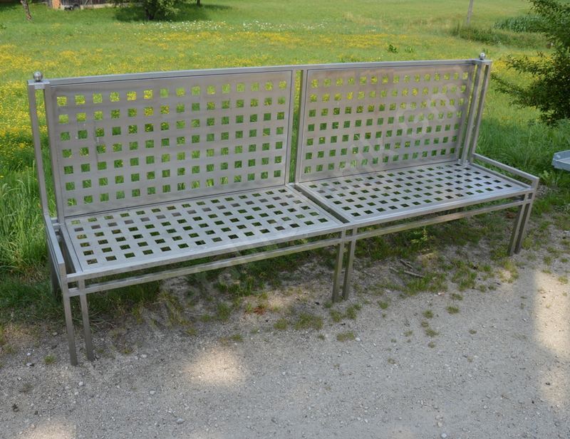 Sitzbank aus Edelstahl mit gelochten Sitz- und R&uuml;ckenfl&auml;chen f&uuml;r den Garten