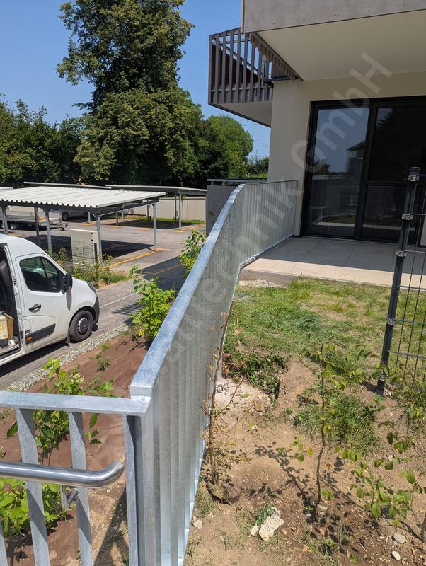 Gel&auml;nder mit Vertikalst&auml;ben Seitenansicht