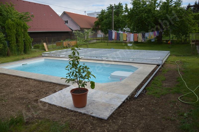 Pool mit Schiebeabdeckung