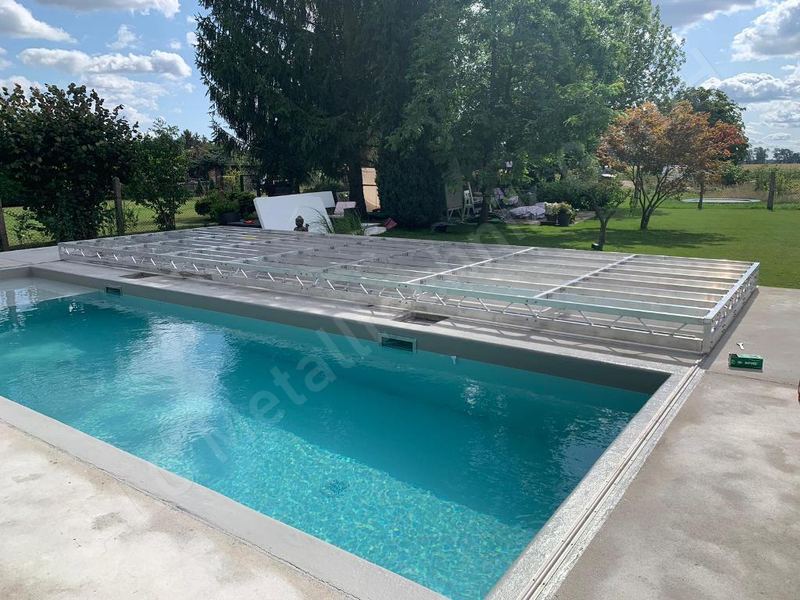 Pooldeck mit Holzbelag und Metallkonstruktion