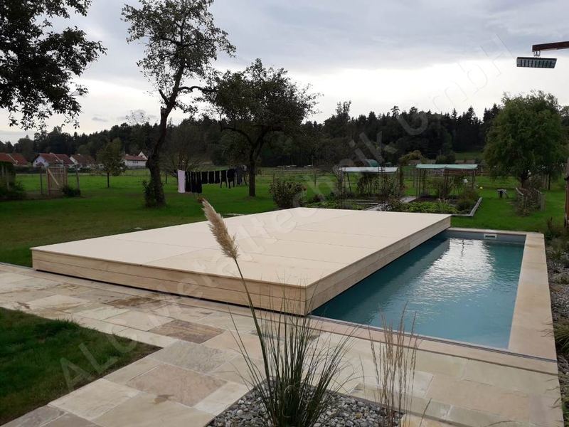 Poolabdeckung ge&ouml;ffnet mit Wasserbecken