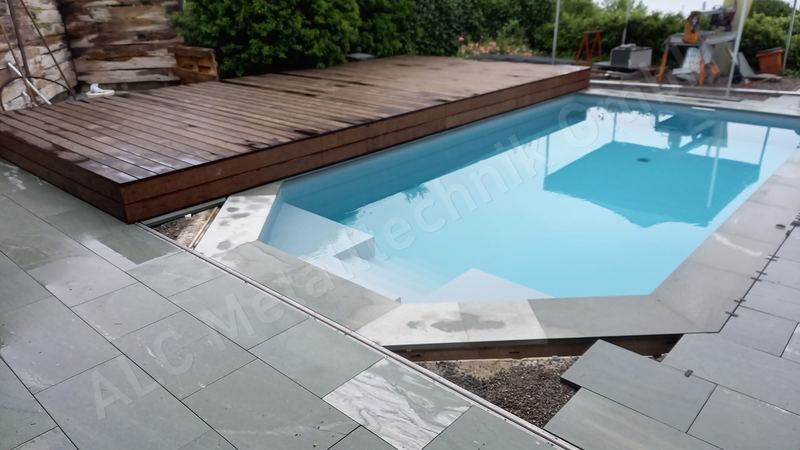 Begehbares Pooldeck als Terrassenfl&auml;che