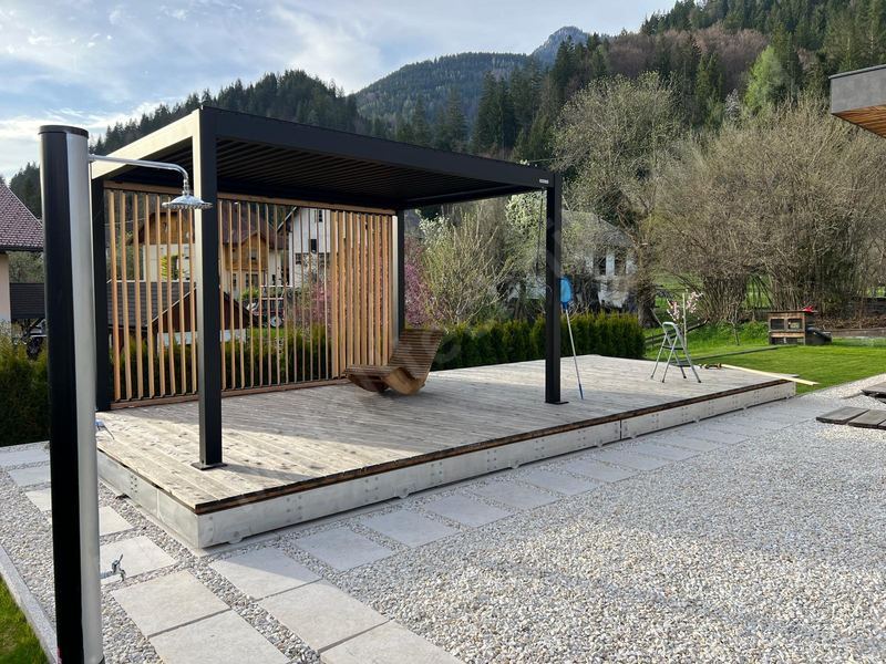 Pooldeck mit Gartengestaltung