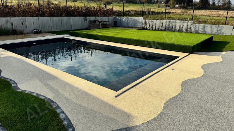 Fertige Poolabdeckung mit Umrandung