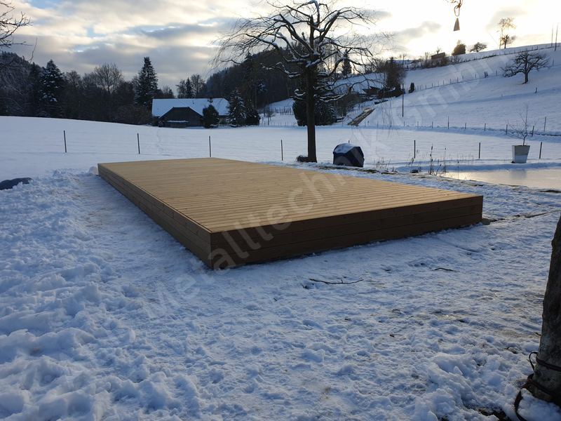 Poolabdeckung im Winter geschlossen