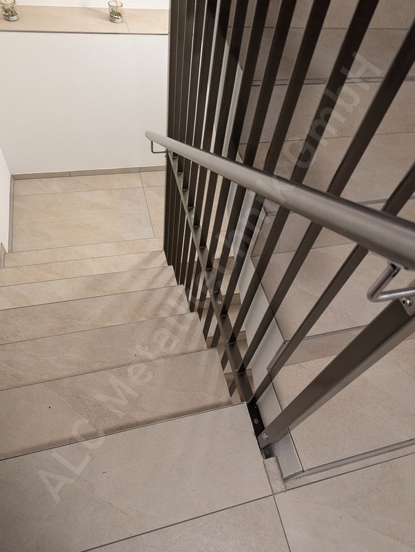 Treppe mit Gel&auml;nder und Beleuchtung