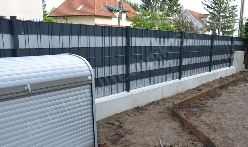 Zaun mit Sichtschutz dunkel