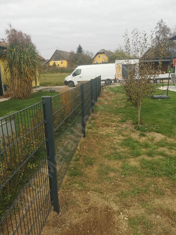 Doppelstabgitterzaun mit Pfosten