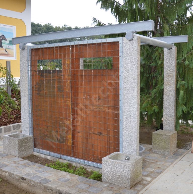 Gartenpavillon mit verzinktem Stahlrahmen, Gittertür und Holzfüllung zwischen Granitstelen
