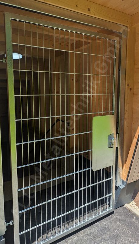 Gittertür aus feuerverzinktem Stahl mit Stabgitterfüllung als Abschluss eines Kellerabgangs