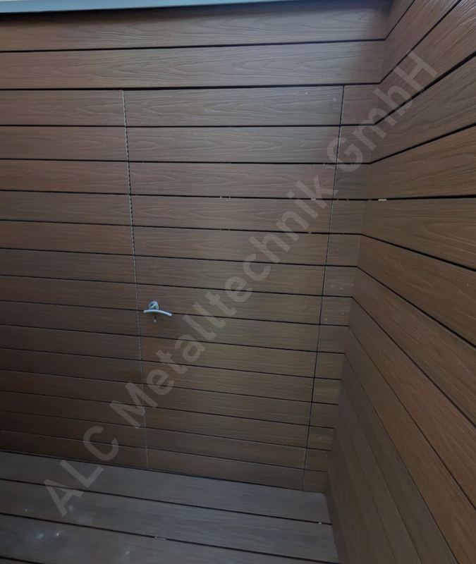 Sichtschutzkabine mit Stahlunterkonstruktion und WPC-Verkleidung in Holzoptik samt integrierter Tür