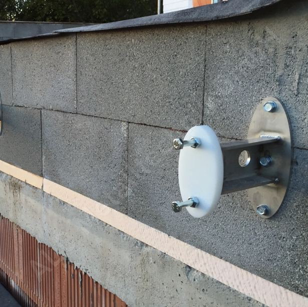 Montierte Edelstahlkonsolen mit Kunststoff-Thermotrennung an der Rohbaufassade, vorbereitet für das Geländer