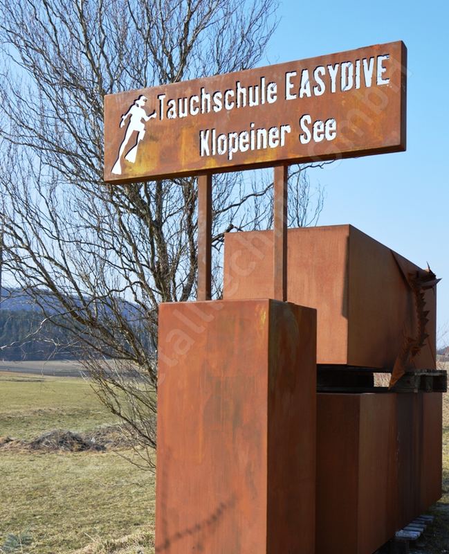 Werbetafel aus Cortenstahl mit ausgelasertem Schriftzug und Stelen, Kundenprojekt für eine Tauchschule