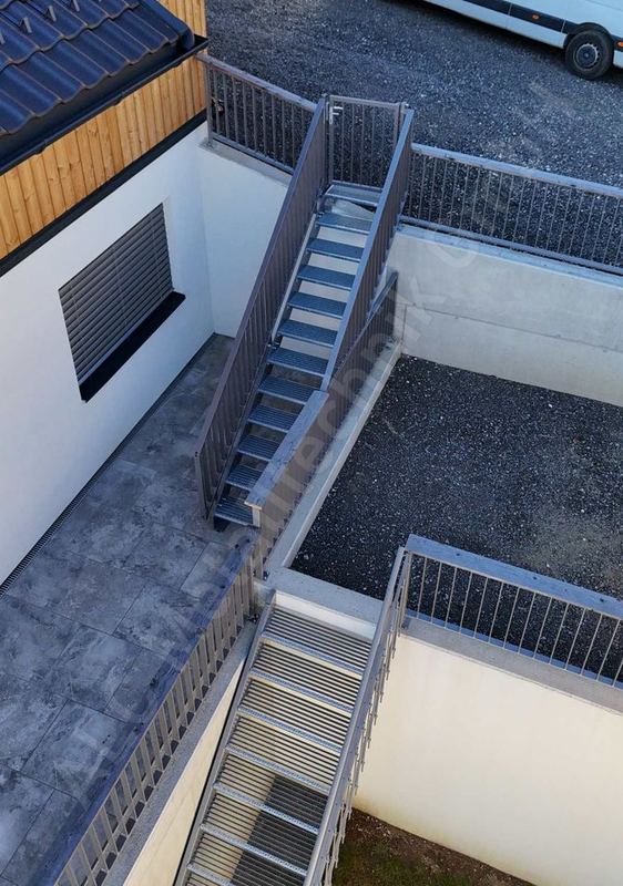 Au&szlig;entreppe aus Stahl mit Gitterrost-Stufen und Stabgel&auml;nder zum Kellerabgang, Luftaufnahme vom Neubau