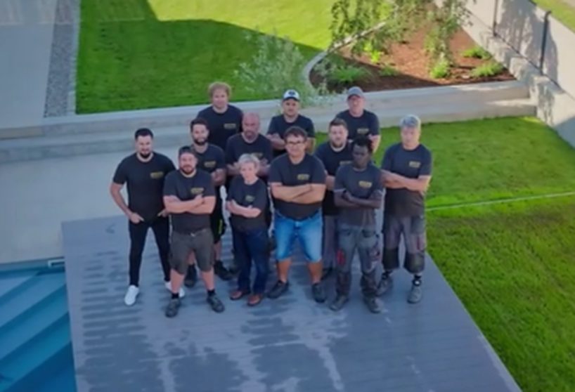 Das Team der ALC Metalltechnik GmbH 2026 auf einem begehbaren Pooldeck